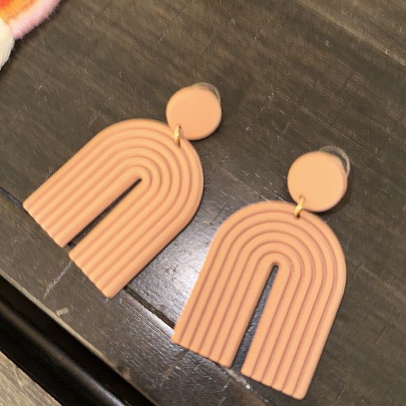 Brown U shape / arch textured earrings - Picture 7 of 8